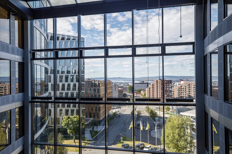 helsfyr-atrium-glassvegg-inne
