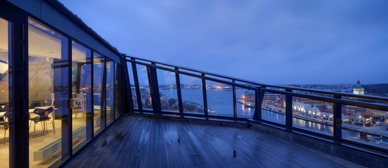 Herbarium i Stavanger med utvendig terrasse på kvelden