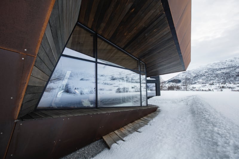 black-lodge-glassfasade-vinterdag