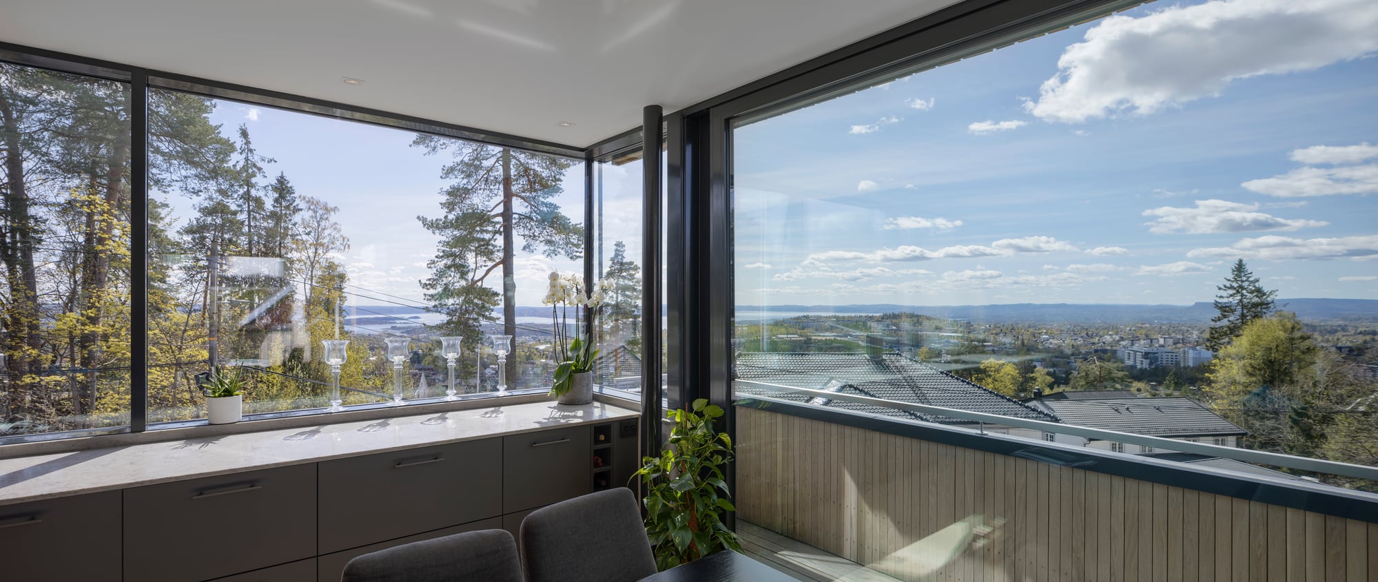 Utsyn over Oslo gjennom glasshjørne i villa