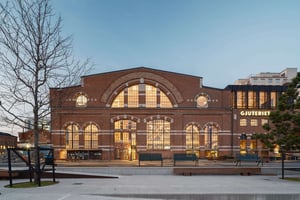Varvsstaden i Malmö havn med moderne kontorbygg, restauranter, butikker og boliger