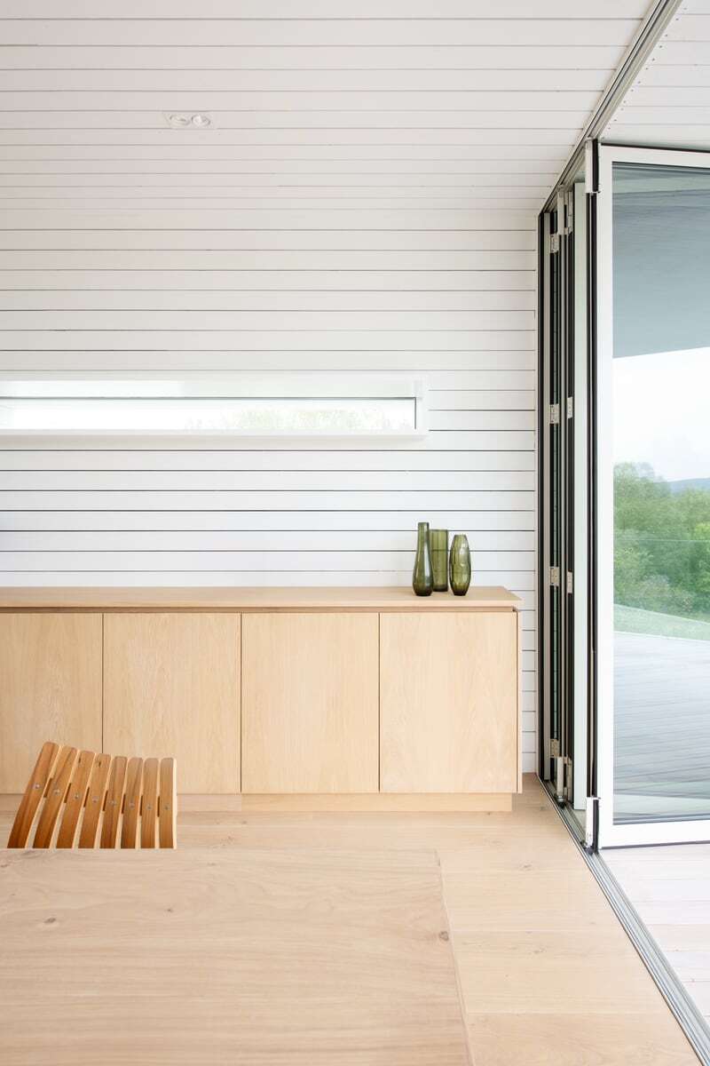 Villa Austevoll oppholdsrom mot veranda med fokus på foldedor