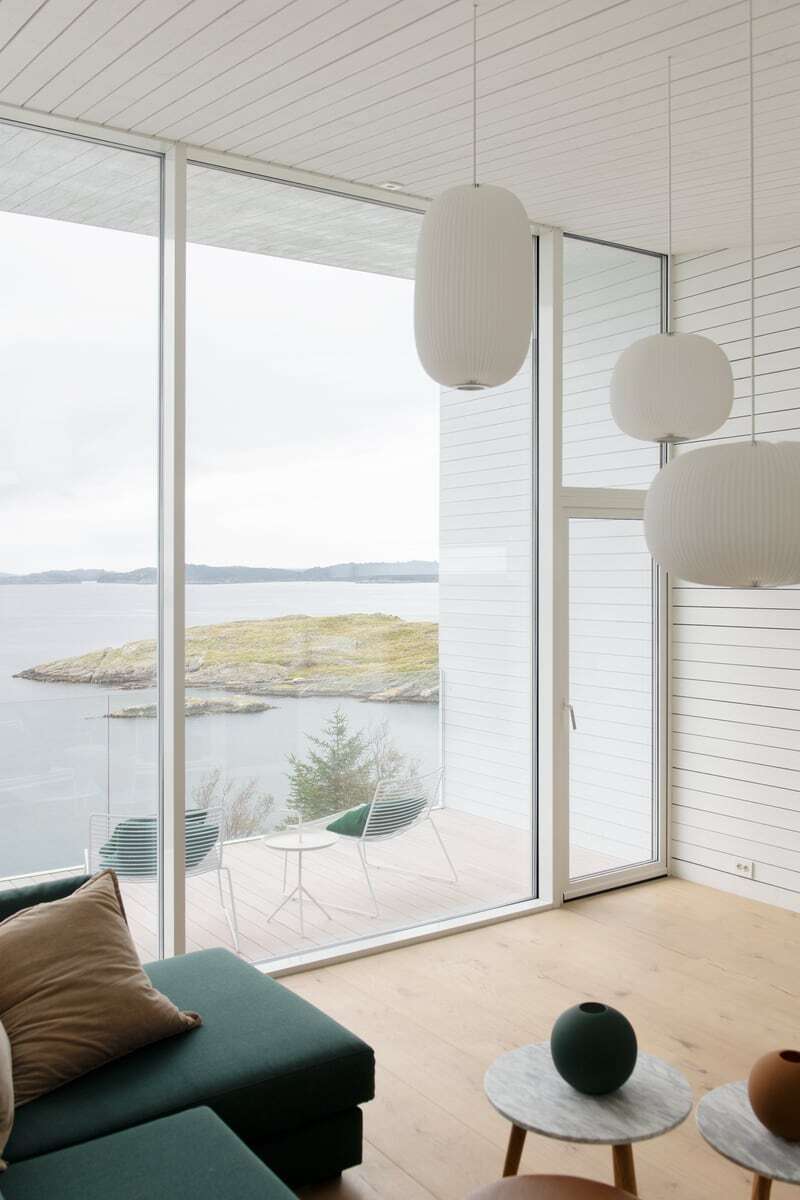 Schüco glassfasade med dør sett fra innsiden på Villa Austevoll