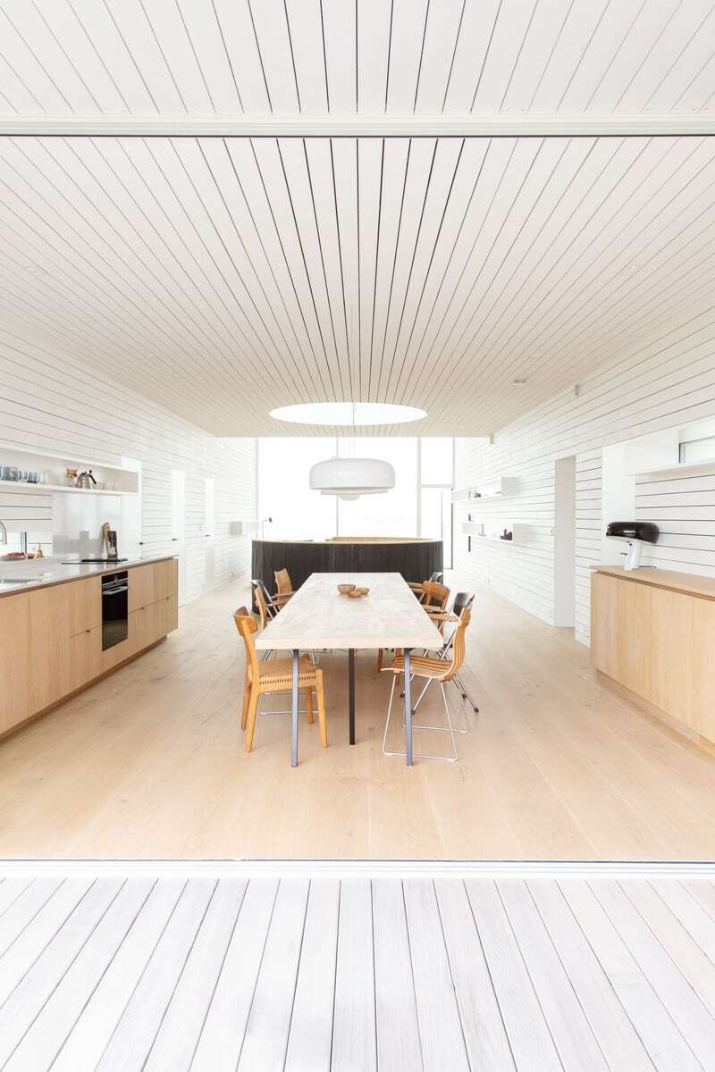 Villa Austevoll oppholdsrom med kjøkken og vindeltrapp