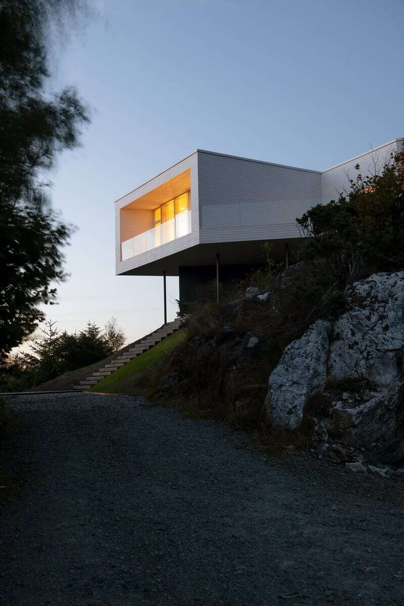 Villa Austevoll inngangsparti med trapp og synlig sokkel