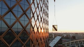 Bærekraftig skyskraper med en imponerende glassfasade