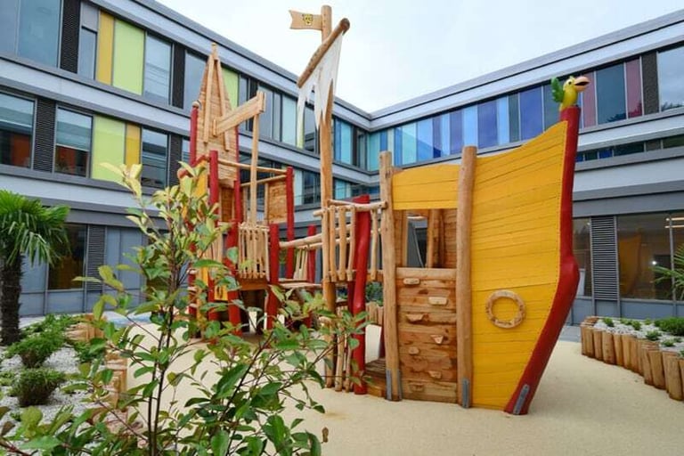 Barne- og ungdomssenteret Bethel har et lekeskip utenfor