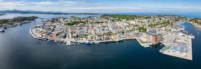 Campus Kristiansund panorama flyfoto med byen og fjorden