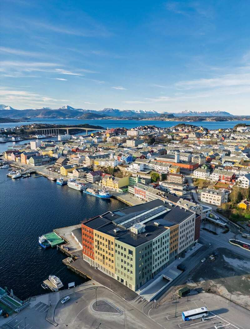 Campus Kristiansund flyfoto med byen og fjorden