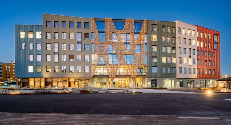 Campus Kristiansund front opplyst på kvelden