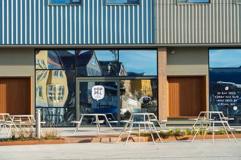 Campus Kristiansund  med integrerte sitteplasser i fasaden