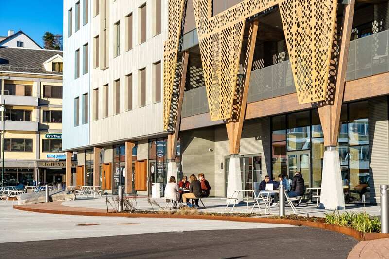 Campus Kristiansund uteplass i front