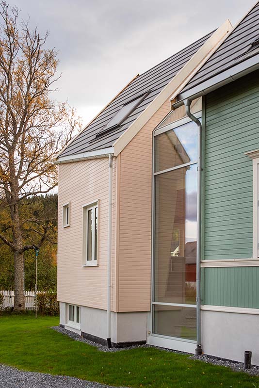 Den nye glassovergangen mellom de to bygningsdeler av eneboligen i Trondheim, sett utenfra.