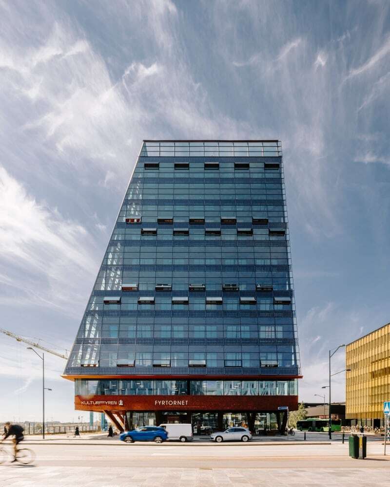 Fyrtornet i Malmø sett fra gateplan mot blå himmel