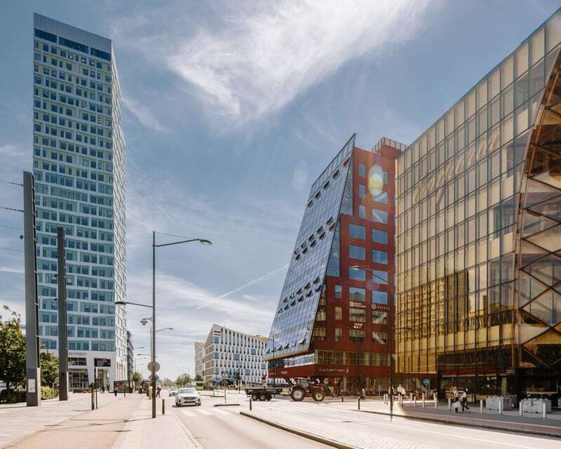 Fyrtornet i Malmø mot blå sommerhimmel sett fra gateplan