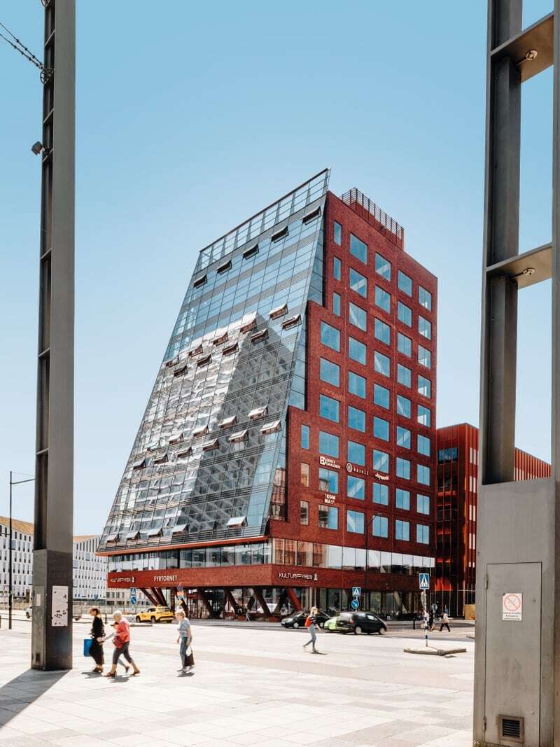 Fyrtornet i Malmø med sin skrå glassfasade mot blå himmel