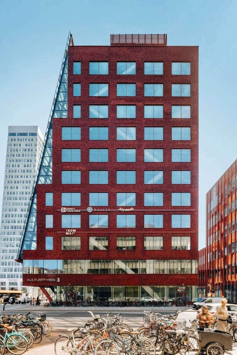 Fyrtornet i Malmø sett fra siden med sykler foran