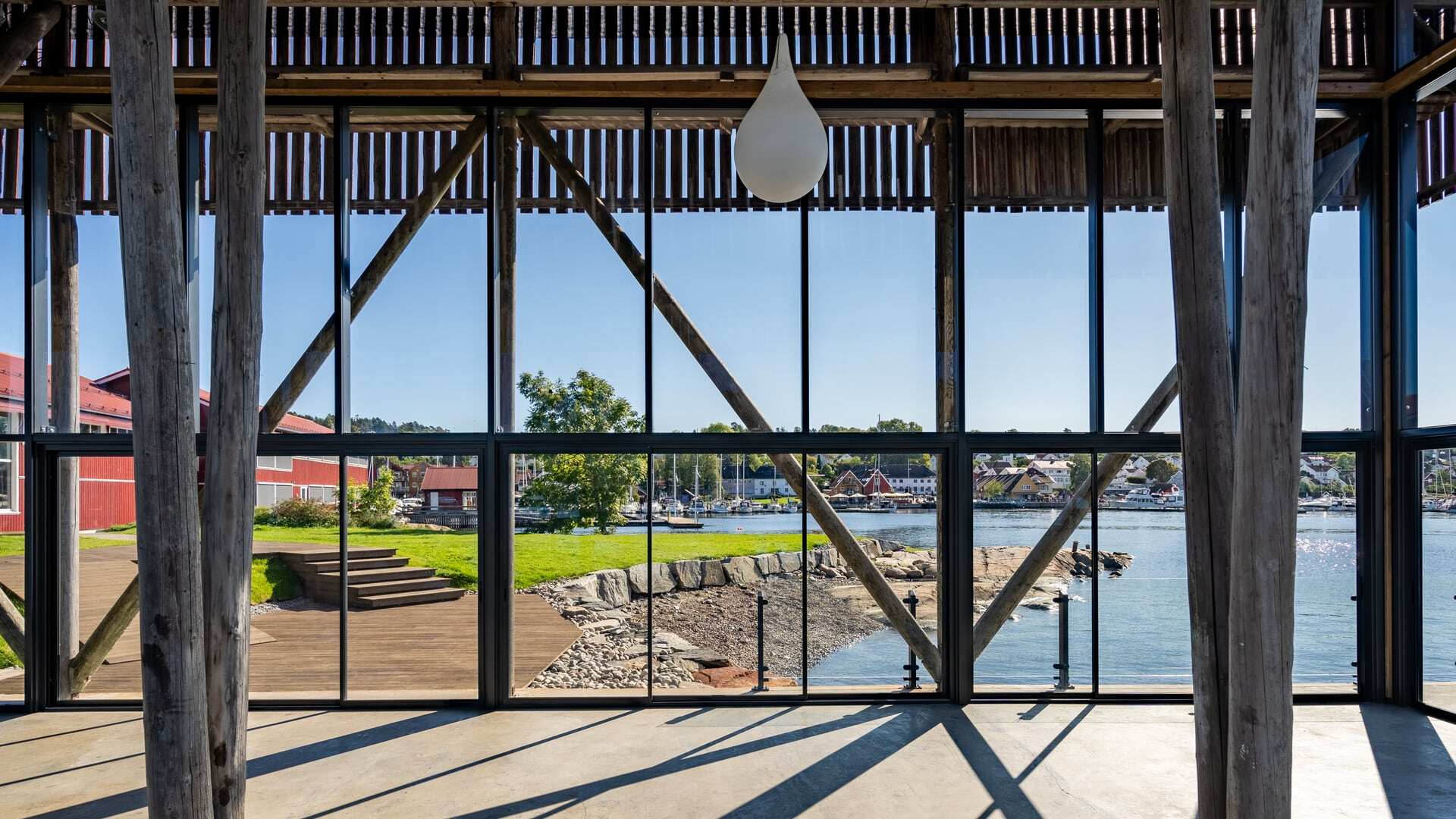 Garntørka i Son har blitt bygget inn med speilvendte glassfasader fra Schüco