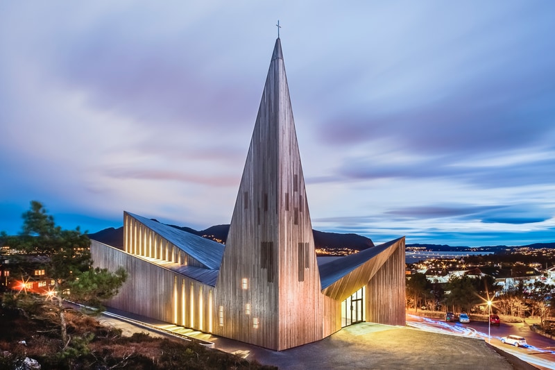 knarvik-kirke-eksterior2-HUNDVEN-CLEMENTS-PHOTOGRAPHY