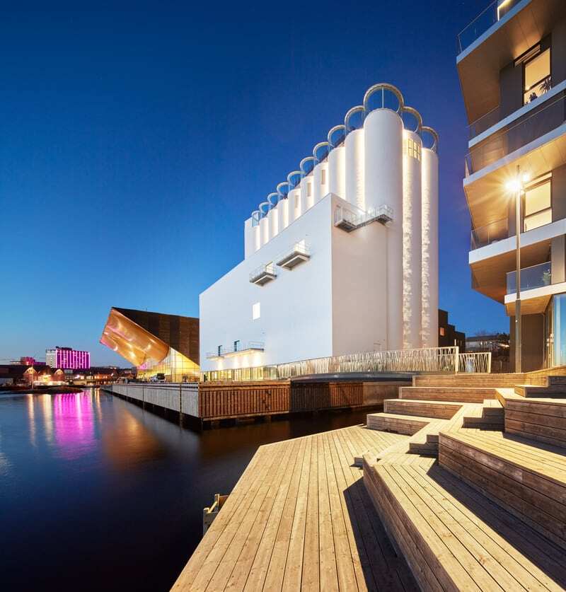 Kunstsilo i Kristiansand i kveldsbelysning