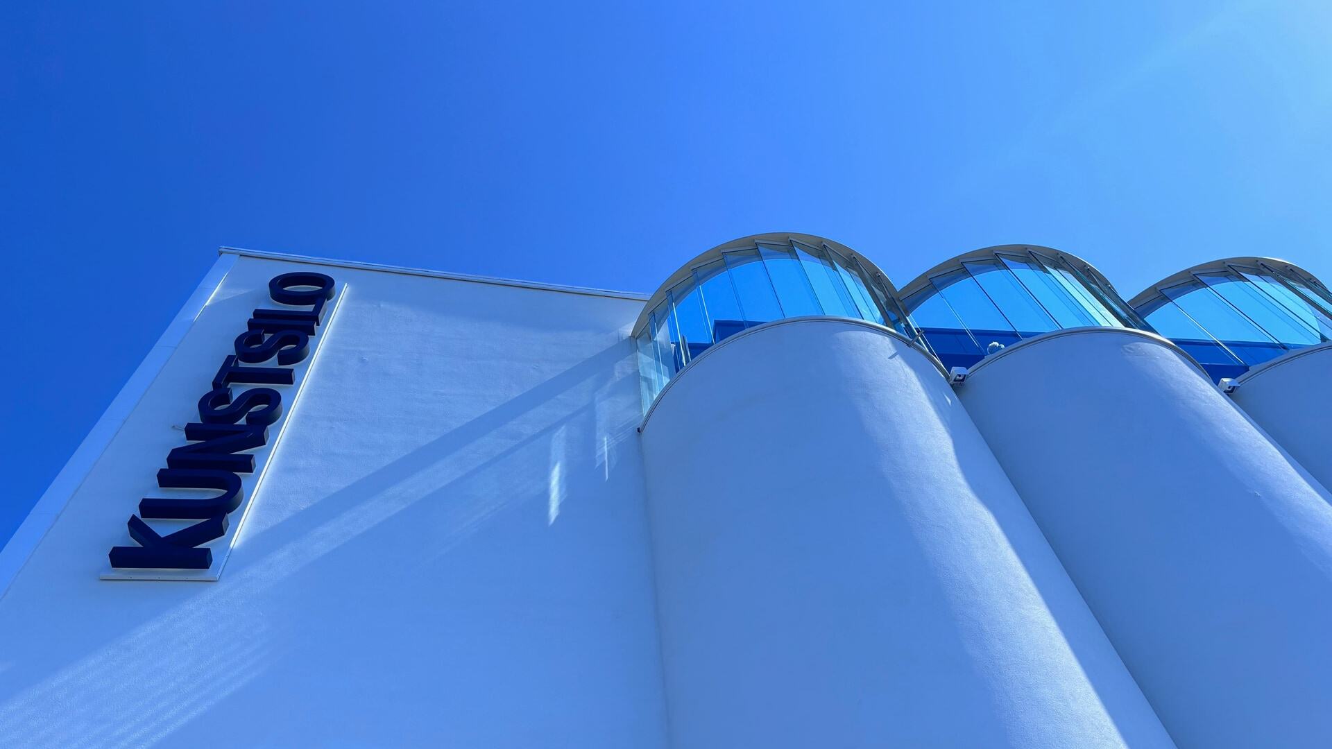 Kunstsiloen i Kristiansand mot blå himmel