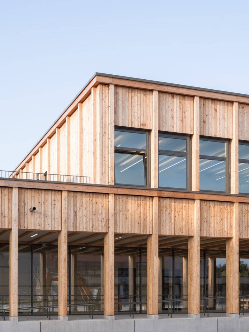 Hildburgschule fasade med glassvegger og vinduer