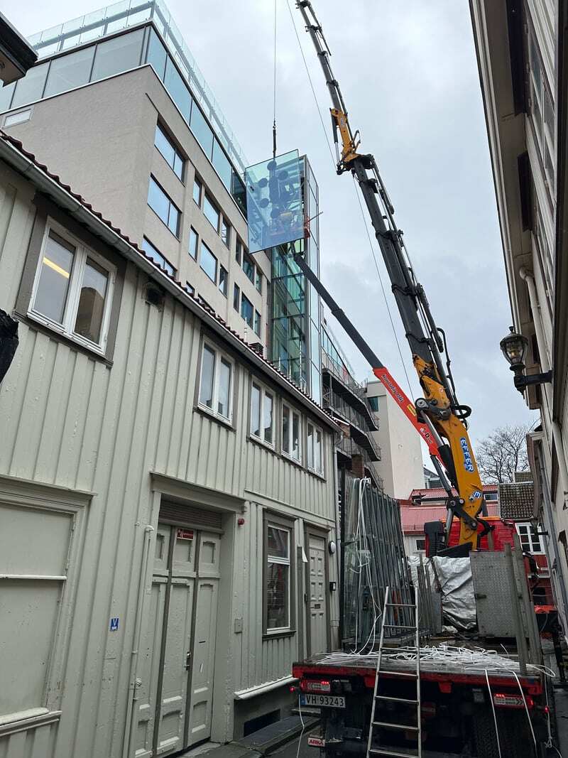 Glass heises opp i trang bakgate på Nordre Gate 12