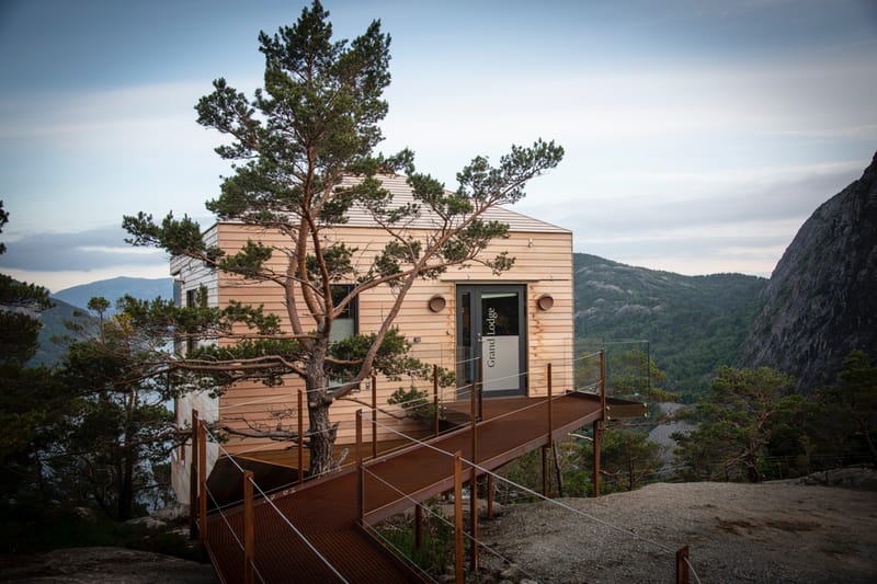 the-bolder-dag-myrestrand-grand-lodge-inngang
