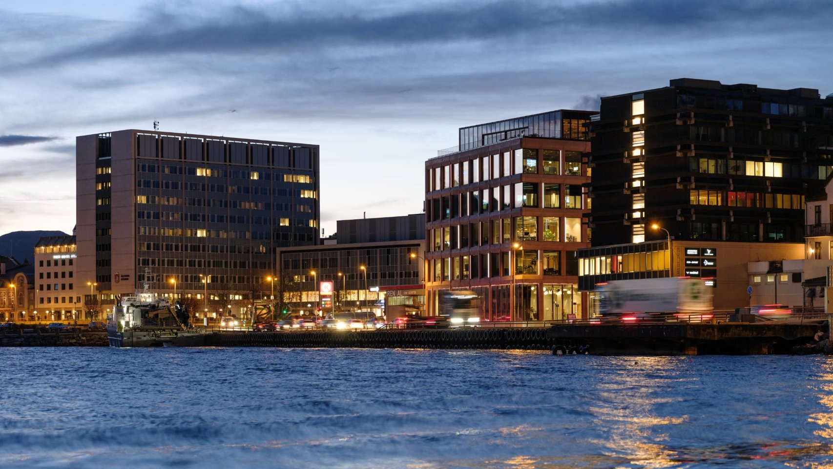 Pir Ålesund fra vannet i kveldingen