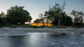 Strandvilla bygget på barndomsminner og naturens premisser