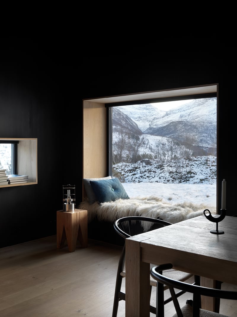 Spisebord og sittebenk med utsikt fra Black Lodge