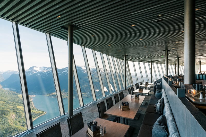 Restaurant med store glassvinduer med utsikt ut over fjorden