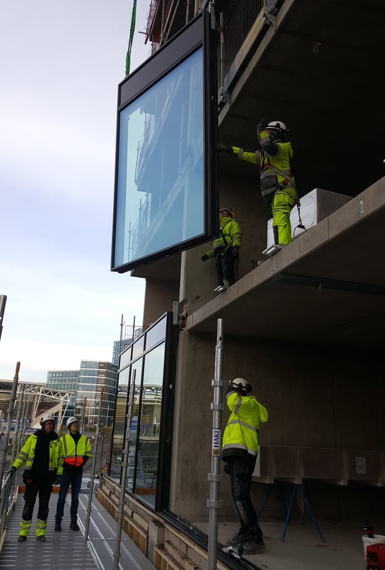H-fasader Glassteams montører har full kontroll når de første elementene heises på plass på Helsfyr Hotel Scandic.