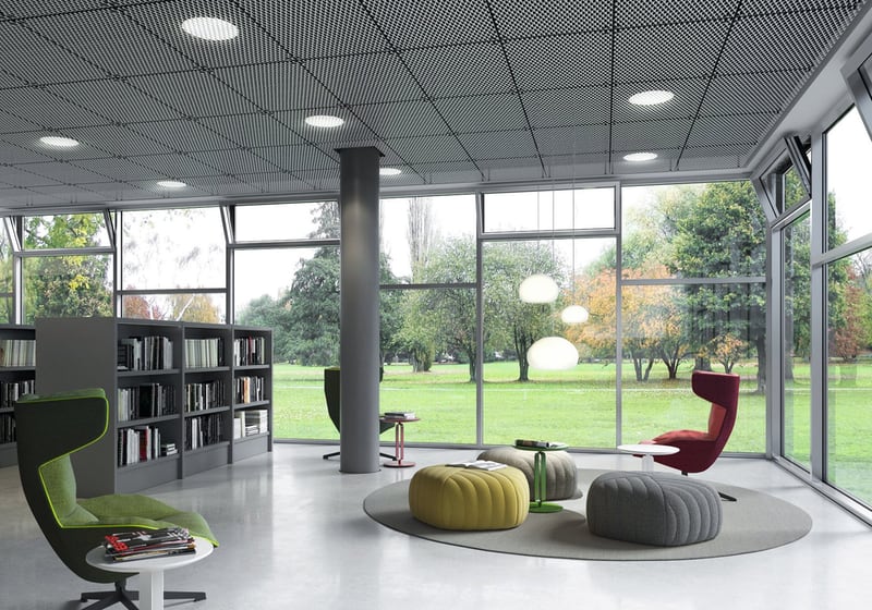 Sosial sone med store glassvegger ut mot en park Sosial sone med store glassvegger ut mot en park