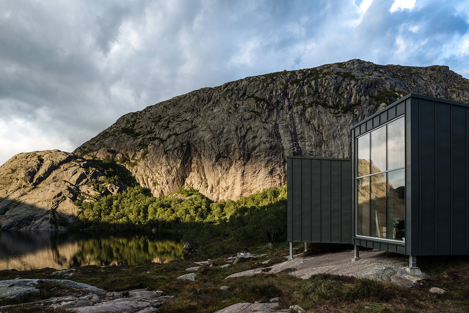 Fjellandskap med DNT-hytte