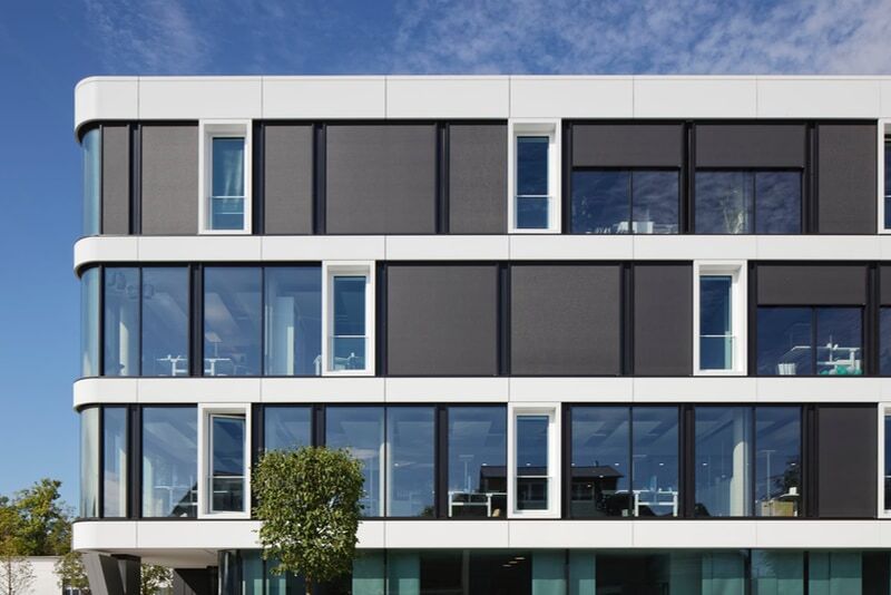 Solskjerming på et moderne næringsbygg med glassfasader Solskjerming på et moderne næringsbygg med glassfasader