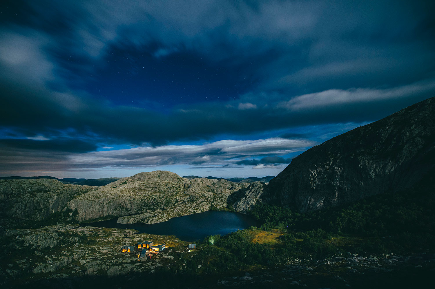 Fjellandskap med DNT-hytta Skåpet